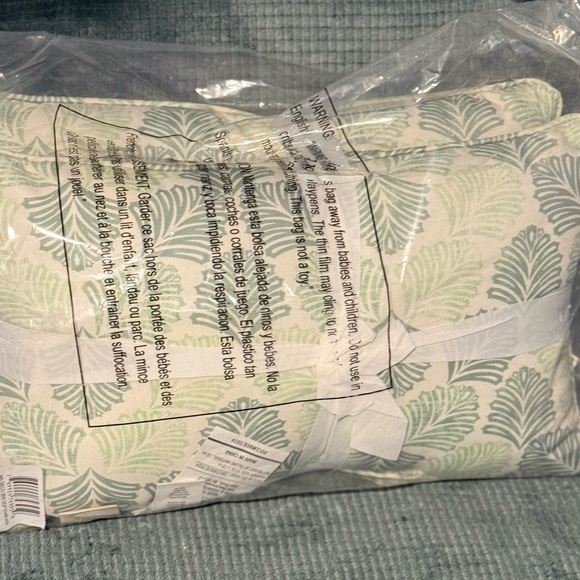 Set of 2 “Martha Stewart Green indoor outdoor Throw Pillows Brand New 11x18 - Picture 6 of 9